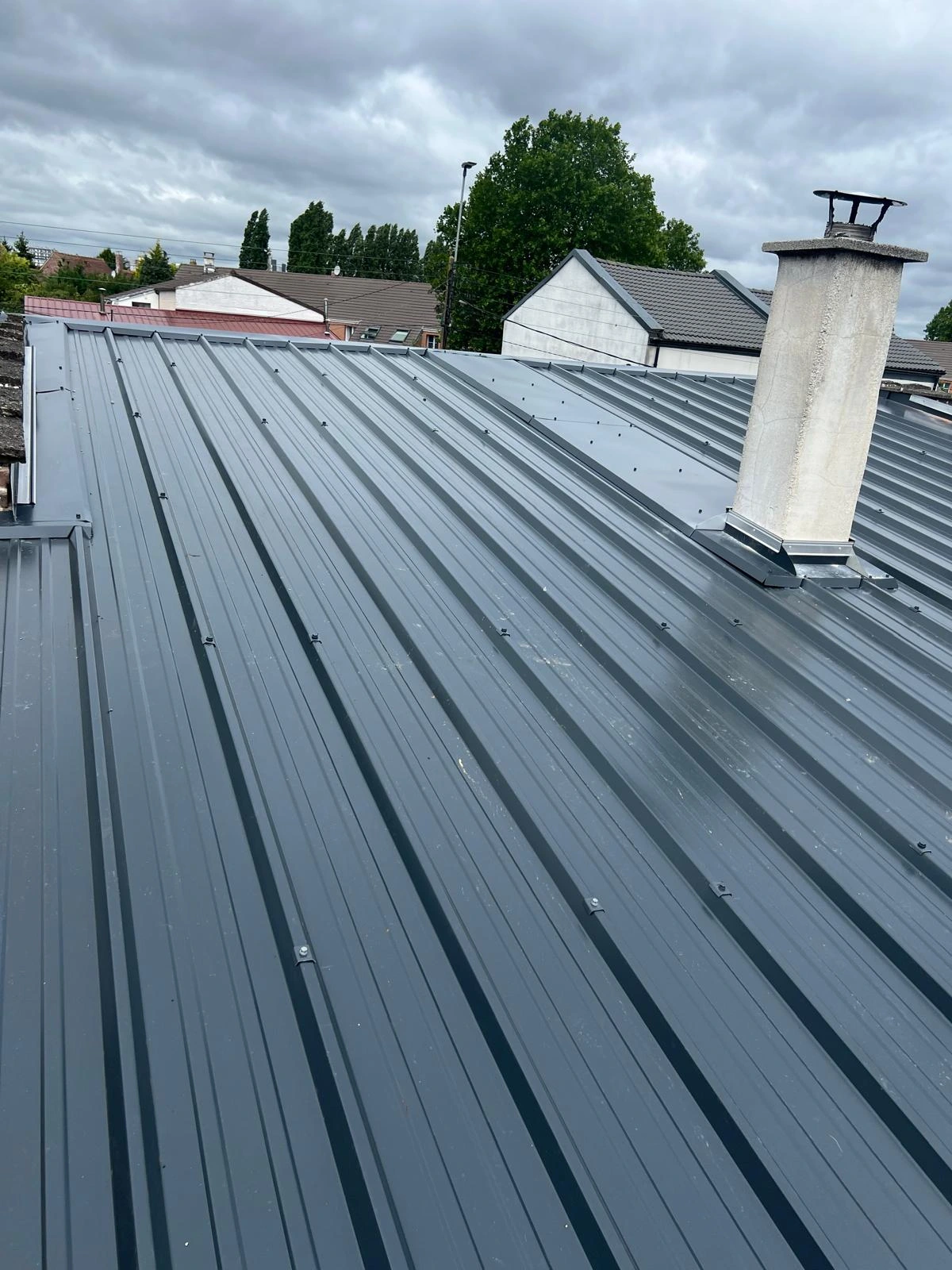 Toiture en bac acier gris rénovée avec sortie de ventilation — Full Renov’Habitat