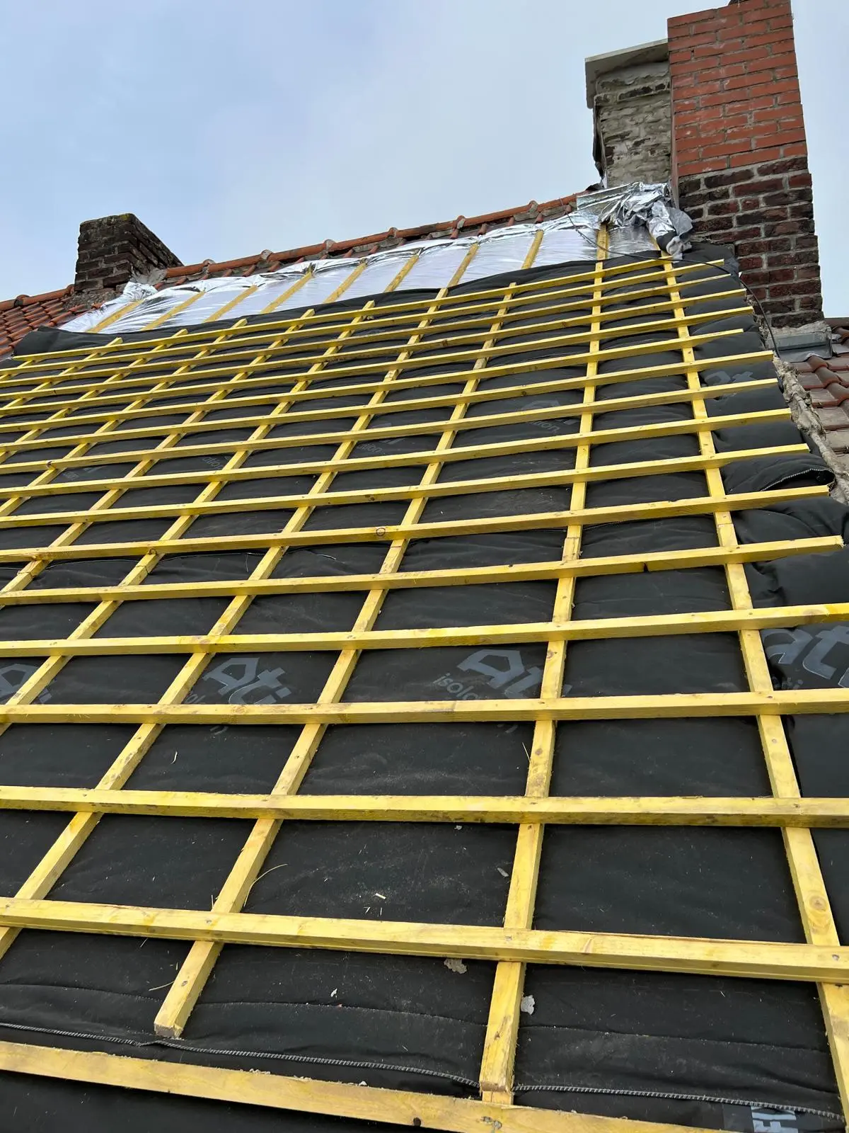 Structure et lattage de toiture en cours de rénovation — chantier Full Renov'Habitat