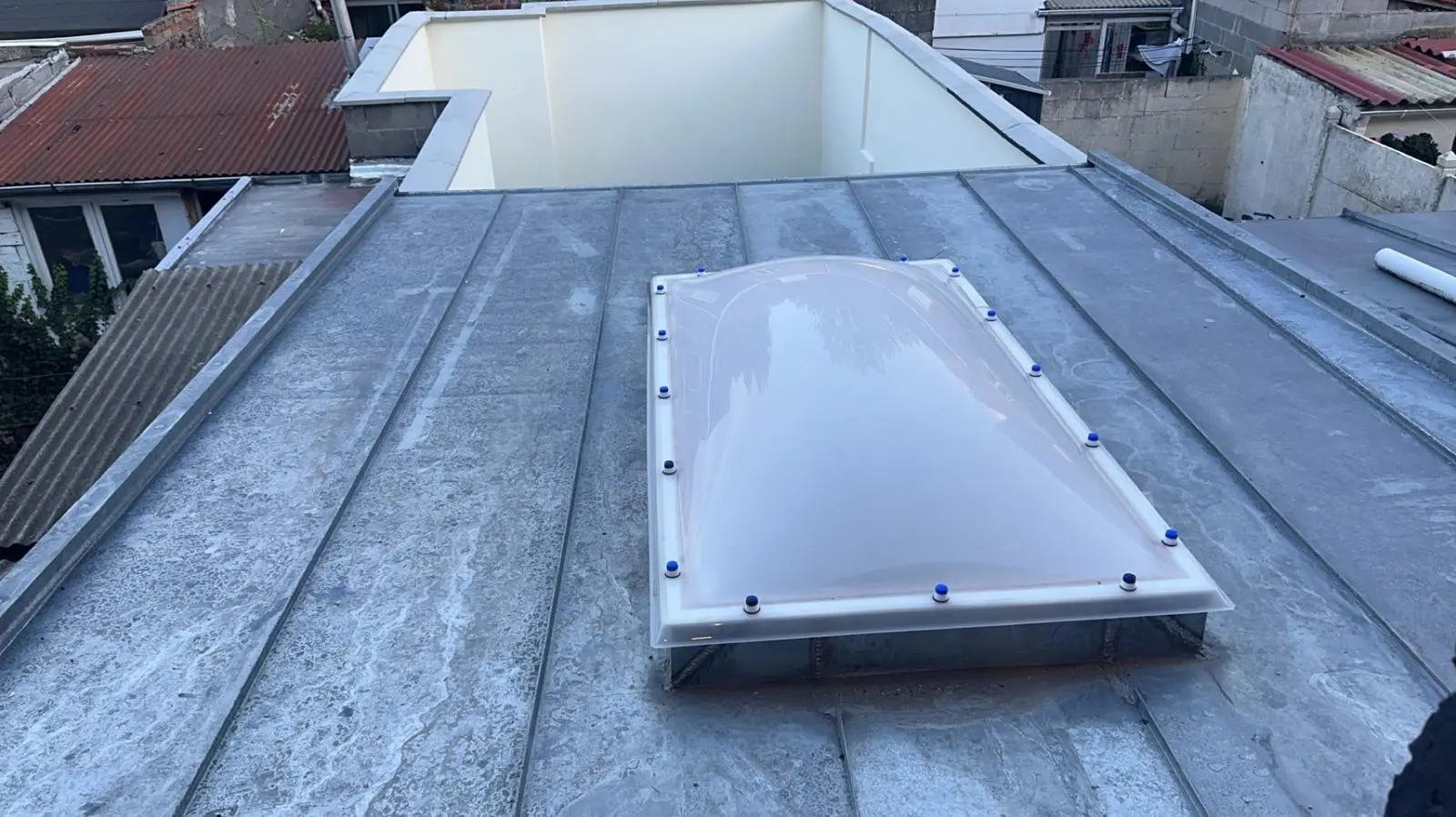 Toiture en zinc rénovée avec installation de fenêtre de toit — Full Renov’Habitat