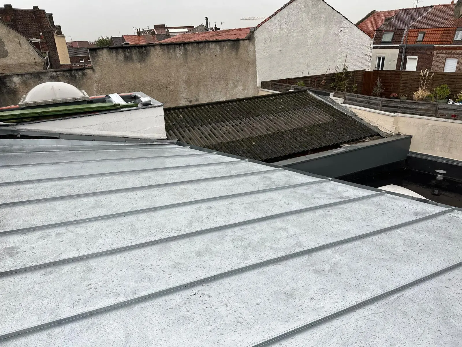 Rénovation de toiture en zinc moderne sur une maison individuelle — Full Renov’Habitat