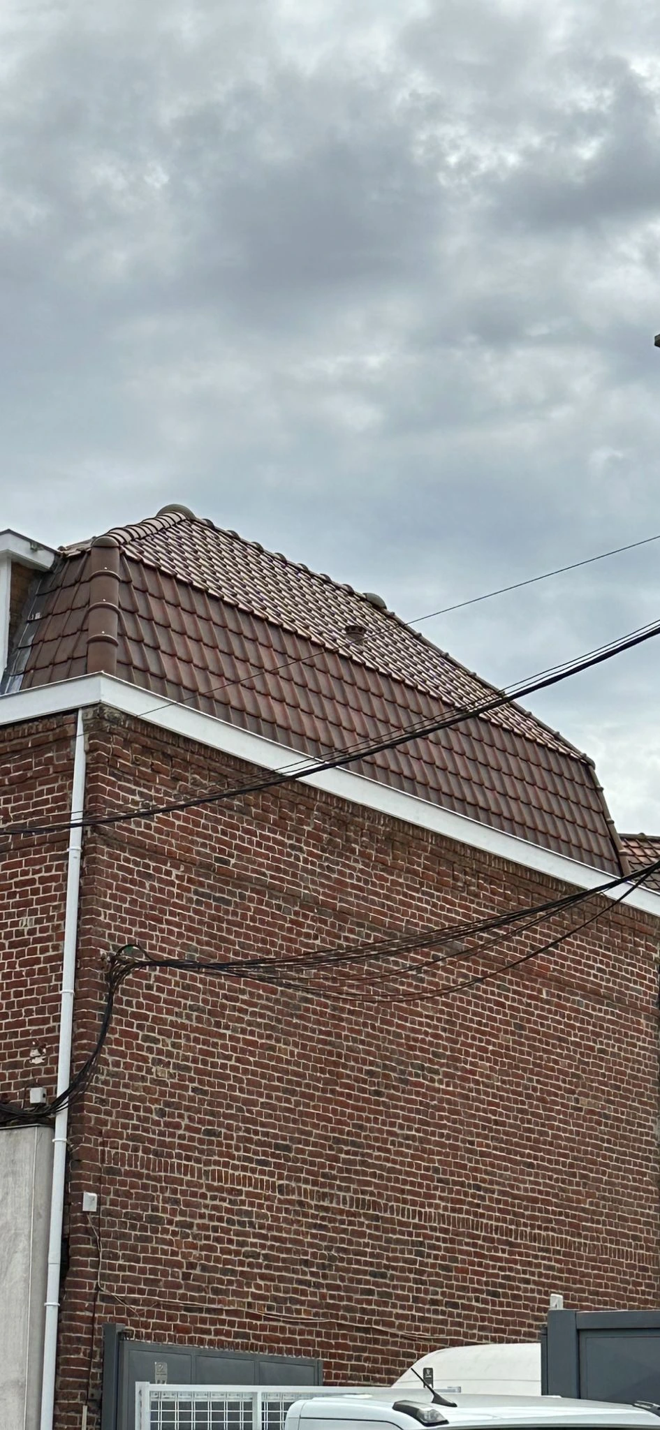 Maison en briques avec toiture rénovée en tuiles rouges — Full Renov’Habitat