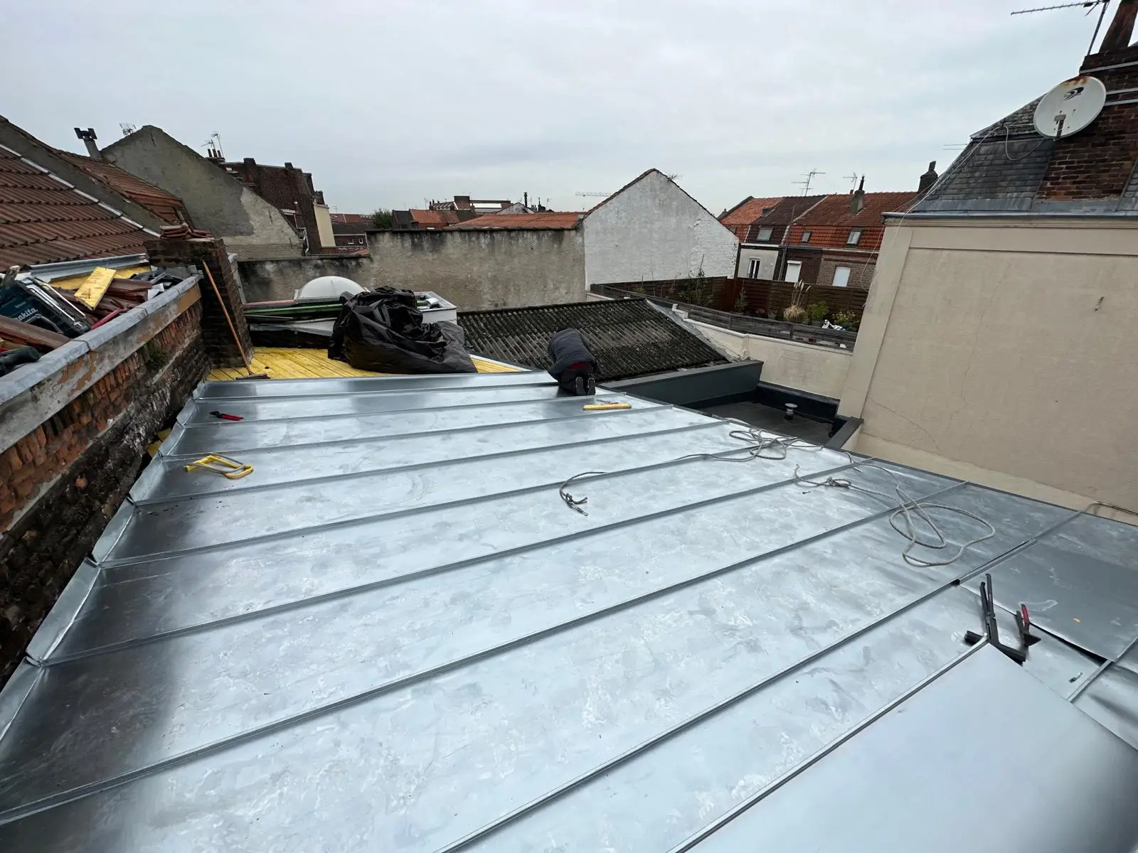 Toiture en zinc rénovée sur maison en ville — travaux Full Renov’Habitat