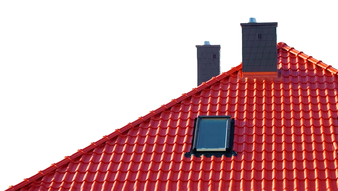 Toiture en tuiles rouges en cours de rénovation